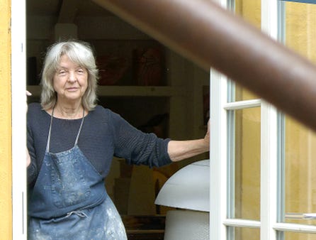 Gundula Sommerer vor ihrem Atelier